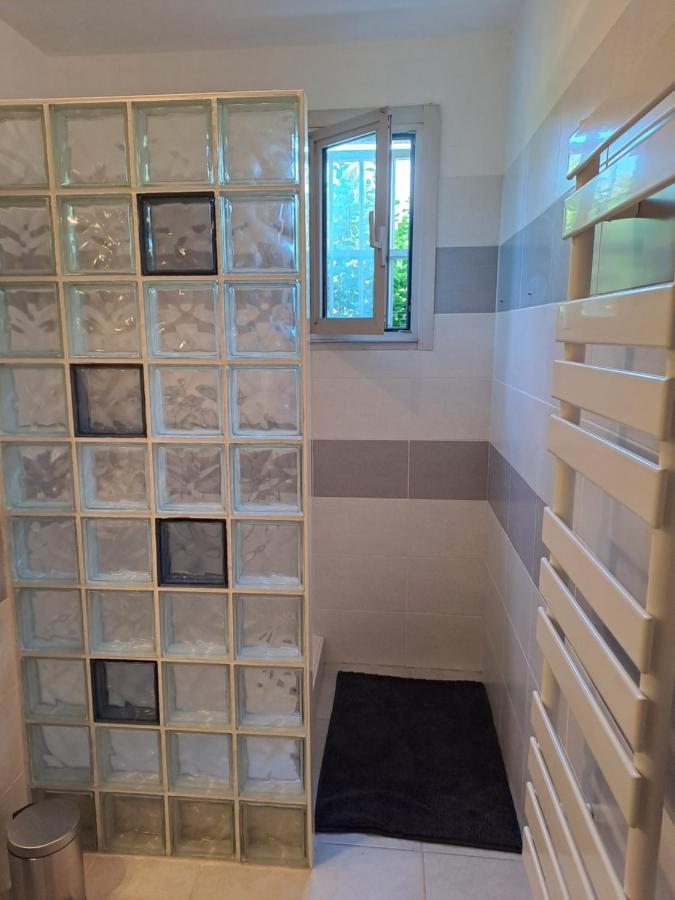 Apartamento T2 A 2Min Du Centre +Parking LʼIsle-sur-la-Sorgue Exterior foto